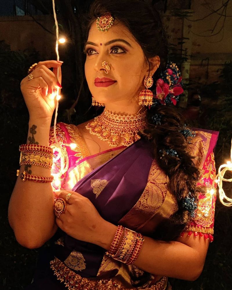 ஓவர் மேக்அப் இல்லாமல் அசத்தல் போஸ் 