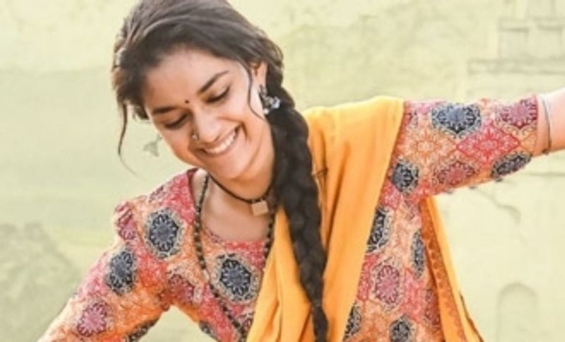 మహానటి కీర్తి సురేష్ సైతం డీగ్లామర్ రోల్స్ చేయడం జరిగింది. ఆమె డెబ్యూ వెబ్ మూవీ పెంగ్విన్ లో ఆమె డీగ్లామర్ రోల్ చేశారు. అయితే విడుదలకు సిద్ధంగా ఉన్న గుడ్ లక్ సఖి మూవీలో ఆమె పూర్తి స్థాయి డీగ్లామర్ రోల్ చేయడం జరిగింది.