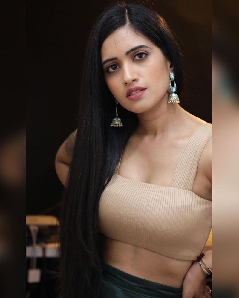 తన బర్త్ డే పురస్కరించుకొని స్రవంతి టాప్ లెస్ ఫోటోలు షేర్ చేశారు. అధికారికంగా నేను ఇప్పుడు ఓ ఏడాది పెద్దదాన్ని అయ్యాను. ఈ ఫీలింగ్ బాగుంది, మీ విషెష్ కావాలని, ఆమె కామెంట్ పెట్టారు. స్రవంతి టాప్ లెస్ ఫోటోలు చూసిన ఫ్యాన్స్ క్రేజీ కామెంట్స్ చేస్తున్నారు.