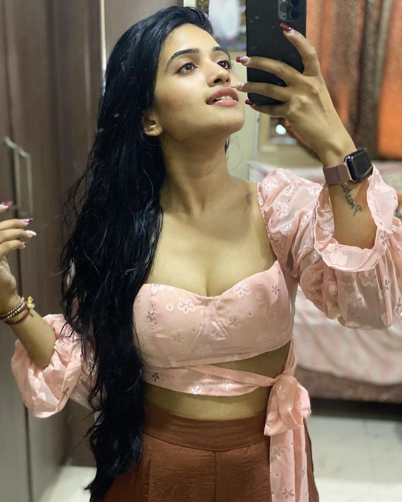 వాళ్ళ సక్సెస్ సీక్రెట్ కూడా అదే కావడంతో, జూనియర్స్ వాళ్ళను ఫాలో అవుతున్నారు. ఈ మధ్యనే బుల్లితెర ప్రోగ్రామ్స్ లో కనిపిస్తున్నారు కొత్త యాంకర్ స్రవంతి చొకారపు. స్రవంతి చొకారపు పేరు తెలుగు ప్రేక్షకులకు ఇంకా పూర్తిగా రిజిస్టర్ కాలేదు.