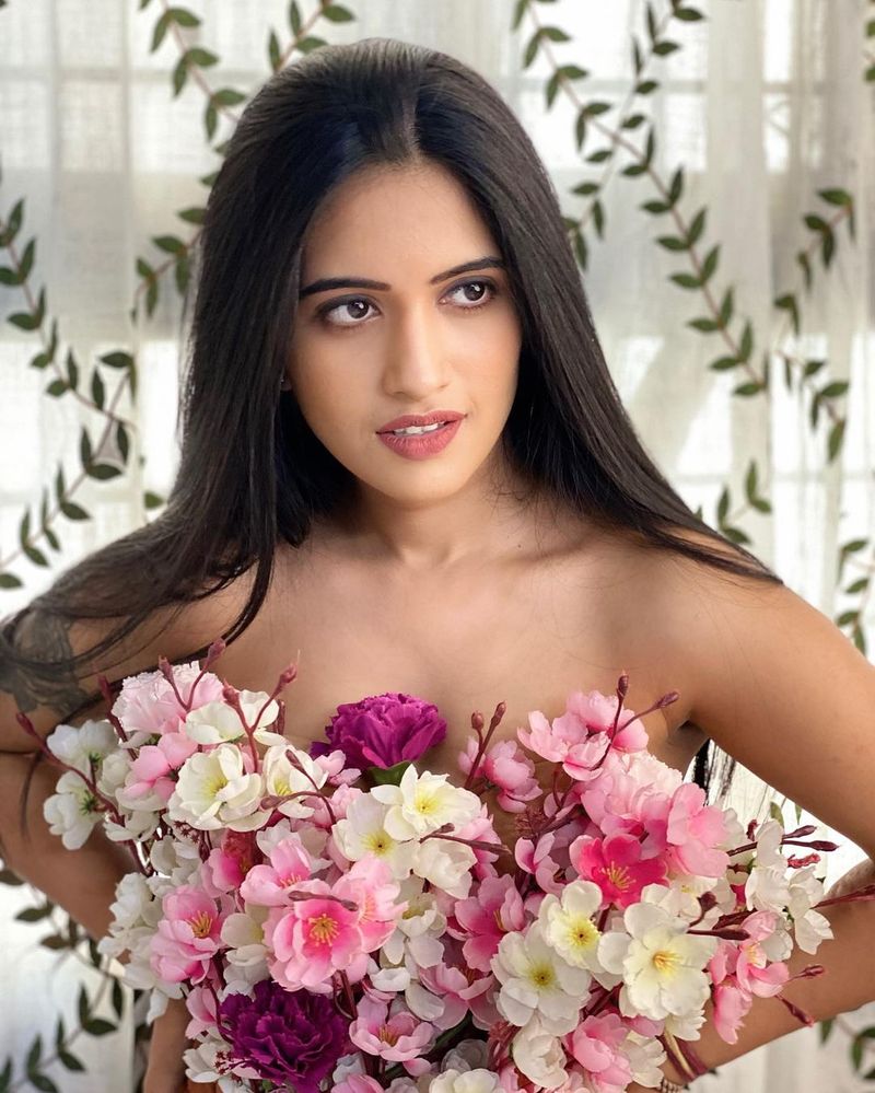 నేటితరం బుల్లితెర యాంకర్స్ గ్లామర్ హీరోయిన్స్ కూడా తలెత్తి చూసేలా బుల్లితెర ప్రోగ్రామ్స్ లో స్కిన్ షో చేస్తున్నారు.
