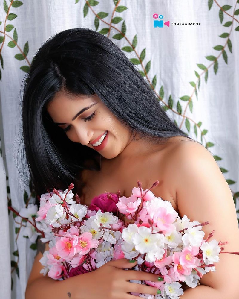స్రవంతి ఇంస్టాగ్రామ్ ఫోటోలు టాక్ ఆఫ్ ది ఇండస్ట్రీ అయ్యాయి. అలాగే ఇంటర్నెట్ ని షేక్ చేశాయి. అంతగా పాప్యులర్ కావడానికి కారణం స్రవంతి సదరు ఫోటోలలో టాప్ లెస్ గా పోజులిచ్చారు. రోజా పూలతో యదను దాచుకుంటూ కవ్వించారు.