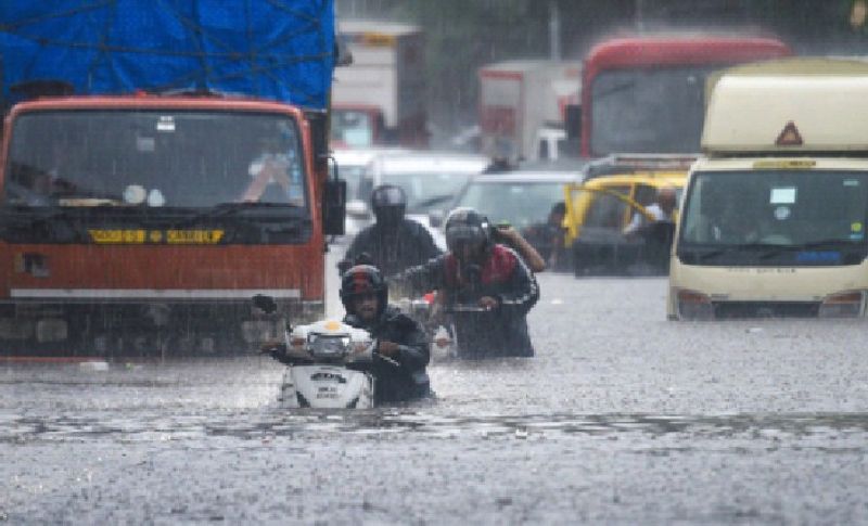 बुधवार सुबह से हो रही बारिश की वजह से कई इलाकों में सड़कें तालाब में तब्दील हो गईं। जैसे किंग्स सर्कल, सायन, अंधेरी, चेंबूर, बोरिवाली, कांदिवली और घाटकोपर में पानी भर गया है। सड़कें बंद हो चुकी हैं, गाड़ियां पानी में फंसी हुई हैं, पानी थमने की बजाए यहां अभी भी बरस रहा है। कामकाजी दिन होने के करण लोगों को दफ्तर जाने में दिक्कत हो रही है।