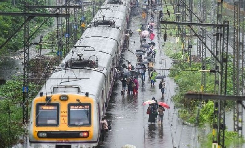 सड़कें तो तालाब बन चुकी हैं तो वहीं रेल की पटरियां भी पानी में डूब गईं। बारिश ने ऐसा तांडव मचाया है कि दूर-दूर तक कोई पटरी नजर नहीं आ रही है।