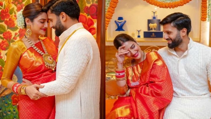 विवाद के बीच अब नुसरत जहां ने इस मसले पर बयान जारी करते हुए कहा- एक विदेशी भूमि पर होने की वजह से, तुर्की मैरिज रेगुलेशन के मुताबिक ये शादी अमान्य है। इसके साथ ही ये एक इंटरफेथ मैरिज (दो मजहब के लोगों के बीच हुई शादी) थी, इसलिए इसे भारत में वैधानिक मान्यता देने की जरूरत थी लेकिन ऐसा नहीं हुआ।
