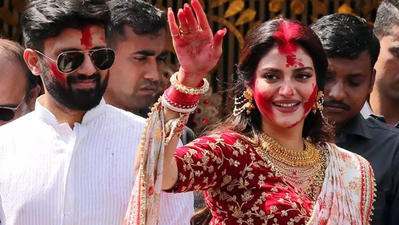 बता दें कि नुसरत जहां ने तुर्की के बॉडरम टाउन बिजनेसमैन निखिल जैन से 19 जून, 2019 को शादी की थी। दोनों ने मुस्लिम, हिंदू और क्रिश्चियन रीति-रिवाज से शादी की थी। उनके पति निखिल जैन कोलकाता के जाने-माने बिजनेसमैन हैं, जिनका टेक्सटाइल का कारोबार है। नुसरत उनकी टेक्सटाइल चैन 'रंगोली' की ब्रांड एंबेसडर भी हैं।