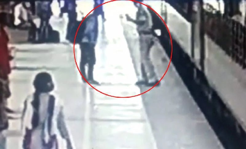 बता दें कि जिस दौरान यह हादसा हुआ उस वक्त आरपीएफ जवान राजेन्द्र कुमार उधर से गुजर रहे थे। तभी यात्री का अचानक पैर फिसल और ट्रेन के साथ घिसटने लगा। उस वक्त जवान प्लेटफार्म पर गश्त कर रहे थे। (फोटो सोर्स आजतक)