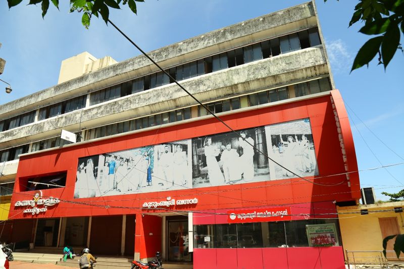തിരുവനന്തപുരം ഓവര്ബ്രിഡ്ജ് ജംഗ്ഷനില് നിന്നും സെക്രട്ടേറിയേറ്റ് ഭാഗത്തേക്ക് പോകുമ്പോള് പഴയ ശ്രീകണ്ഠേശ്വര ക്ഷേത്രത്തിന് മുന്നിലായി മൊത്തം നാല് നിലയില് ഉയര്ന്നു നില്ക്കുന്ന 30 വര്ഷം പഴക്കമുള്ള കെട്ടിടത്തിന്റെ ഏറ്റവും താഴത്തെ നിലയിലാണ് കുടുംബശ്രീയുടെ അനന്തപുരി കഫേ പ്രവര്ത്തിക്കുന്നത്.