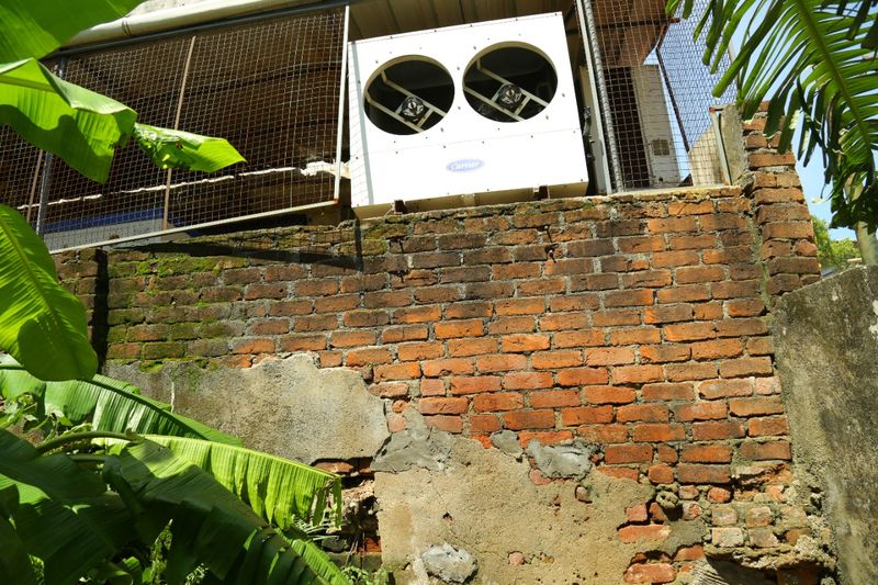 ഹോട്ടലിനായി ചെറിയൊരു സര്ക്കാര് ഗ്രാന്റ് കിട്ടിയിരുന്നെങ്കിലും നാല് മാസമായി അത് നിലച്ചിരിക്കുകയാണെന്ന് തൊളിലാളികള് പറയുന്നു. കൊവിഡ് മഹാമാരിക്കിടെ നിയന്ത്രിതമായി സര്ക്കാര് ഓഫീസുകളടക്കം പ്രവര്ത്തിക്കുമ്പോള് നഗരത്തില് വിവിധ ആവശ്യങ്ങള്ക്കെത്തിപ്പെട്ട് പോകുന്നവര്ക്ക് ആശ്വാസമാണ് ഈ ജനകീയ ഹോട്ടല്.