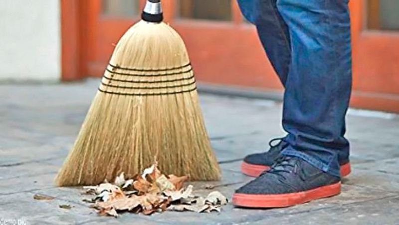 3. पूरे घर में झाडू-पौछा लगाने के बाद गंगाजल या गौमूत्र का छिड़काव करें।
