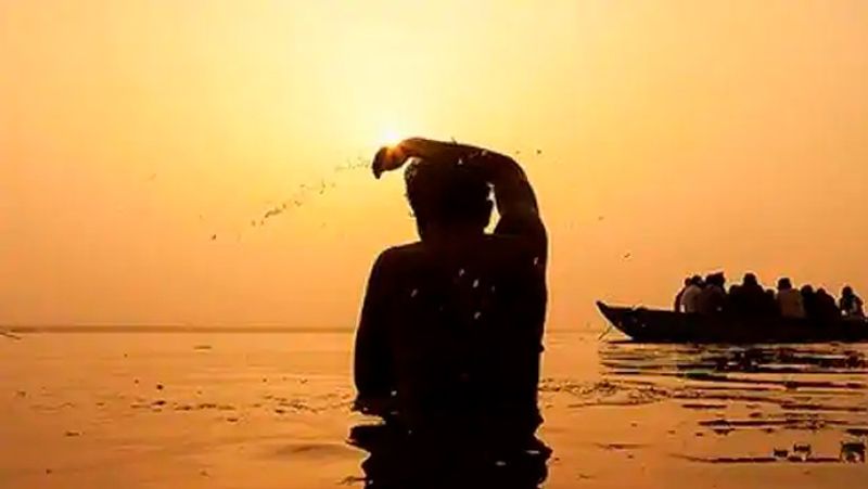 5. इसके बाद श्रद्धा के अनुसार दान दें। माना जाता है कि अमावस्या के दिन मौन रहने के साथ ही स्नान और दान करने से हजार गायों के दान करने के समान फल मिलता है।
