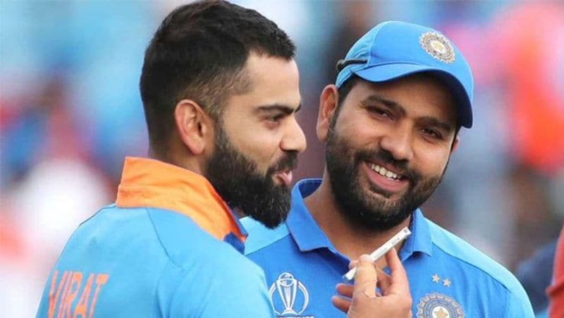 कोहली ने सुनाया दिलचस्प किस्सा
एक बार तो रोहित अपने भूलने की कमोजरी से बड़ी मुश्किल में फंस गए थे। विराट कोहली ने उस वक्त का किस्सा सुनाते हुए एक इंटव्यू में बताया था कि एक बार तो रोहित अपनी शादी की अंगूठी ही पहनना भूल गए थे और उसे होटल में छोड़ आए थे। तब उनकी नई-नई शादी हुई थी, ऐसे में रोहित का शादी की अंगुठी भूलना, आज भी कई मौके पर उनकी खिंचाई करवाता है।