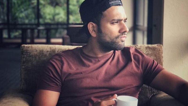 इस आदत से भी परेशान है शर्मा जी
भूलने की बीमारी के साथ ही रोहित शर्मा को अपने नाखून चबाने की भी आदत हैं। इस पर रोहित कहते हैं कि 'यह मेरी बचपन से आदत है। लेकिन अब मैंने काफी हद तक इसे कम कर दिया है।'