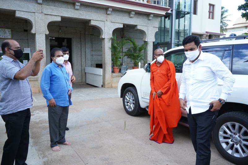 ನಾಯಕತ್ವ ಬದಲಾವಣೆ ಕೂಗು ಬೆನ್ನಲ್ಲೇ ಕುತೂಹಲ ಮೂಡಿಸಿದ ಮಠಾಧೀಶರ ಭೇಟಿ