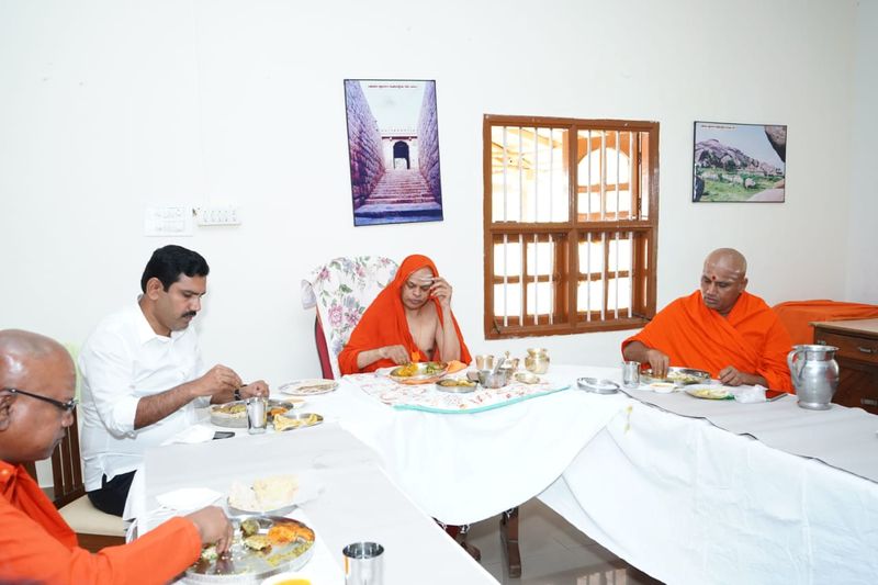 ಸಾಲು ಸಾಲು ಮಠಾಧೀಶರನ್ನು ಭೇಟಿ ಮಾಡಿದ ಬಿ ವೈ ವಿಜಯೇಂದ್ರ