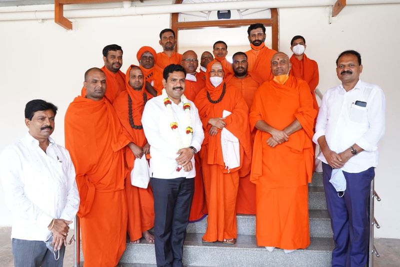 ಸಮುದಾಯದ ಪ್ರಮುಖ ಮಠಗಳಿಗೆ ಎಡತಾಕುತ್ತಲೇ ಇದ್ದಾರೆ ಬಿಎಸ್ ವೈ ಪುತ್ರ