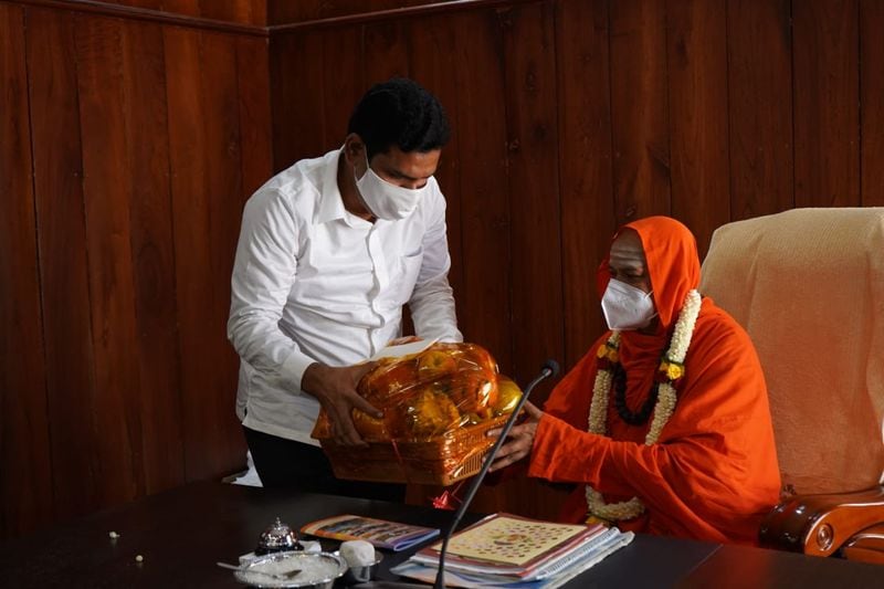 ತಂದೆಯ ಬೆಂಬಲಕ್ಕೆ ನಿಲ್ಲುವಂತೆ ಮನವಿ ಮಾಡ್ತಿದ್ದಾರಾ?
