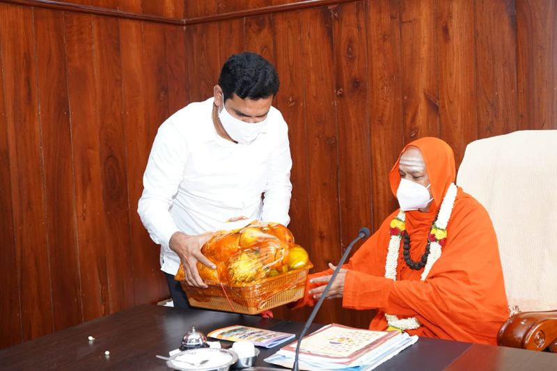 ನಿಜವಾಗ್ಲೂ ಬಿಎಸ್ ವೈ ಕೆಳಗಿಳಿಸುವ ಪ್ರಯತ್ನ ನಡೆದಿದ್ಯಾ?ಹಾಗಾಗಿ ವಿಜಯೇಂದ್ರ ಎಲ್ಲ ಮಠಗಳಿಗೆ ಭೇಟಿ ನೀಡ್ತಿದ್ದಾರಾ ಎನ್ನುವ ಬಗ್ಗೆ ಚರ್ಚೆ