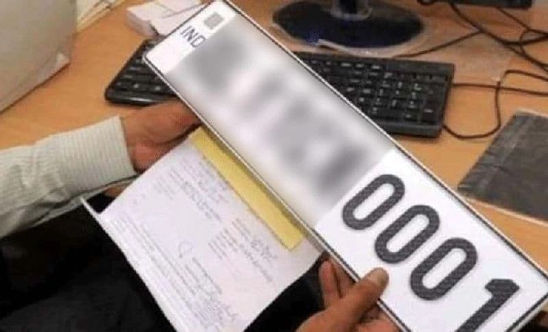 बता दें कि राहुल ने इसी साल 25 मार्च को 1.50 करोड़ की जैगुआर XJ L खरीदी है। जिसके लिए वह अपनी लग्जरी कार पर वीआईपी नंबर प्लेट चाहते थे। उन्होंने बॉस. 0001 चाहिए था। लेकिन उनके सामने मुश्किल ये थी कि ये नंबर आखिर कैसे मिलेगा। आखिरकार उन्होंने इसके लिए 16 लाख रुपए खर्च किए और ये वीआईपी नंबर हासिल कर लिया। यह खास नंबर RJ 45 CG 0001 है।
