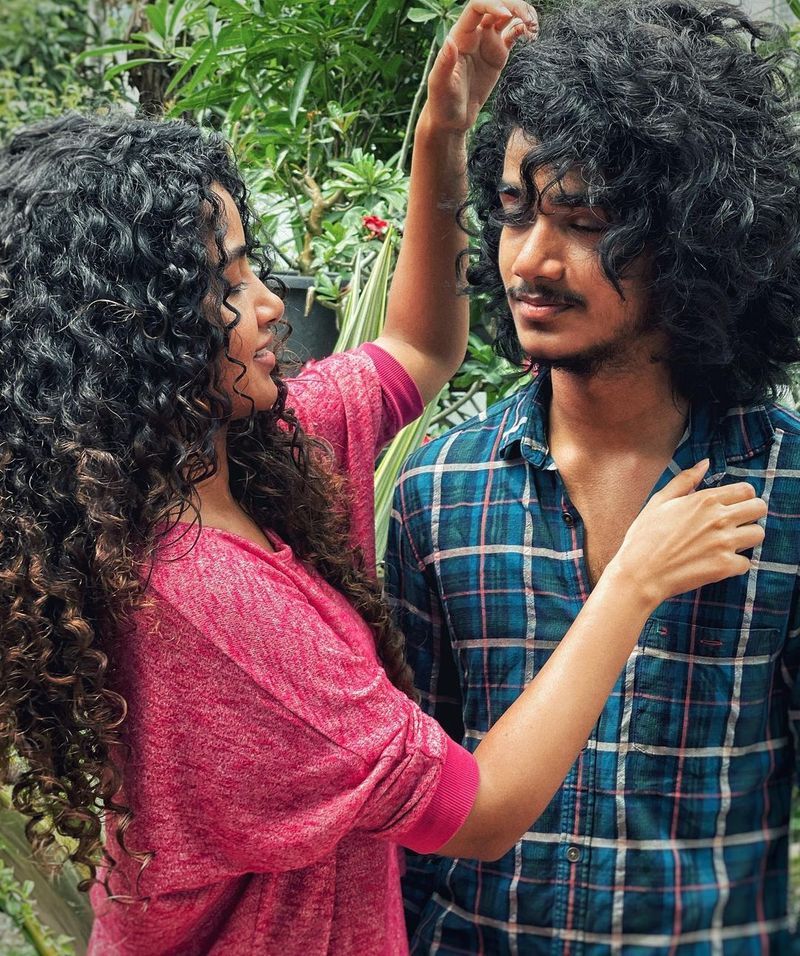 சேம் சுருட்டை முடி 