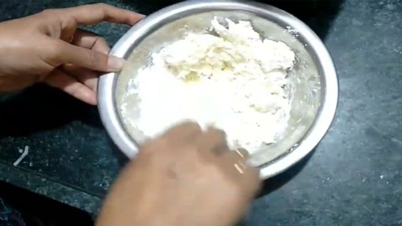 ಹಂತ -2:
ಈಗ ಮೈದಾ ಹಿಟ್ಟು, ಮೊಸರು, ಬೇಯಿಸಿ ಮ್ಯಾಶ್ ಮಾಡಿದ ಆಲೂಗಡ್ಡೆಯನ್ನು ಕಡಿಮೆ ನೀರು ಸೇರಿಸಿ ದಪ್ಪ ಹಿಟ್ಟು ತಯಾರಿಸಿ ಕೊಳ್ಳಿ. (ಹಾಲನ್ನು ಸಹ ಬಳಸಬಹುದು)
