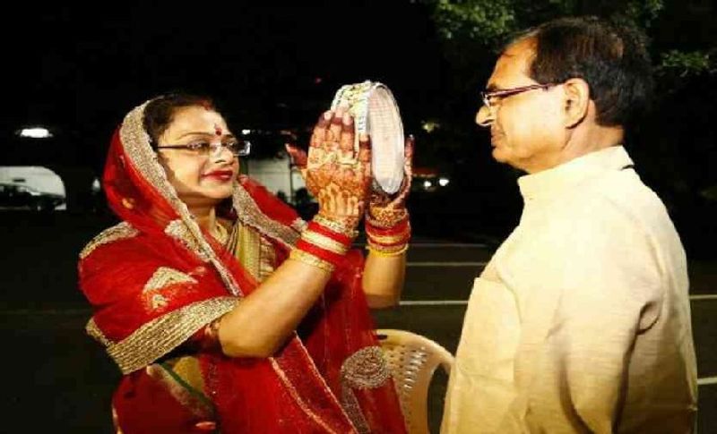 बता दें कि हर साल साधना सिंह करवा चौथ पर व्रत रखती हैं। सीएम कितने ही बिजी क्यों ना हो वह खुद पत्नी को पानी पिलाकर व्रत खुलवाते हैं।