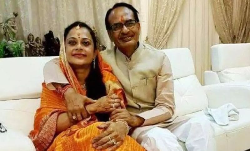 बता दें कि सीएम शिवराज का यह पचमढ़ी दौरा व्यक्तिगत है। इस दौरान उनसे जब पत्रकारों ने उनसे बात की तो उन्होंने मीडिया से दूरी बना ली। उनके दौरे से दो दिन पहले ही होशंगाबाद जिले के कलेक्टर धनंजय सिंह, एसपी संतोष सिंह गौर, सतपुड़ा टाइगर रिजर्व के अधिकारियों ने इसकी तैयारी शुरू कर दी थीं। बाताया जाता है कि उनके साथ यह अधिकारी साथ हैं।