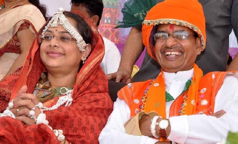 सीएम शिवराज की पत्नी साधना सिंह का जन्म 10 जून, 1965 को महाराष्ट्र के गोंदिया जिले में हुआ था। उन्होंने 1992 में शिवराज सिंह से शादी की और इसक बाद एमपी आईं। जिस तरह से सीएम जनता के बीच मामा के नाम से मशहूर हैं ठीक उसी तरह जनता उनको मामी कहकर पुकारती है। साधना सिंह राजनीतिक-सामाजिक कार्यों से भी जुड़ी हैं। वो किरार महासभा की राष्ट्रीय अध्यक्ष भी हैं साथ सीएम के साथ आए दिन राजनीतिक आयोजनों में दिखाई देती हैं। वह मुख्यमंत्री के विधानसभा में प्रचार-प्रसार भी करती नजर आती हैं। (फाइल फोटो)