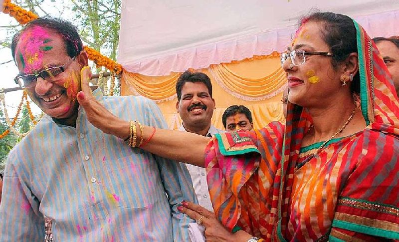 यह सभी जानते हैं कि सीएम अपने अनोखे अंदाज के लिए जान जाते हैं। वह हर त्यौहार को बड़ी धूमधाम से मनाते हैं। होली उत्वव के दौरान पत्नी के साथ होली खेलते हुए सीएम।