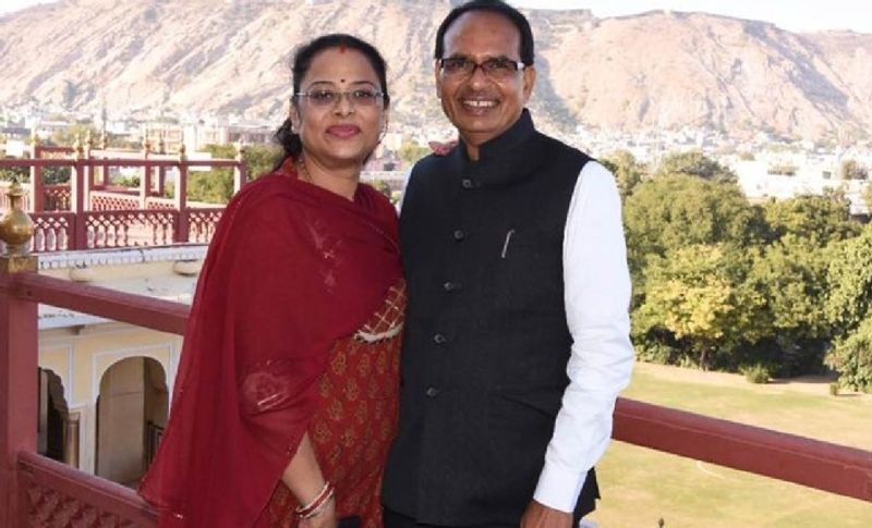 दरअसल, सीएम शिवराज सिंह चौहान बुधवार देर शाम 12 बजे पचमढ़ी पहुंचे हैं। उनके साथ पत्नी साधना और बेटे बेटे कार्तिकेय भी साथ में हैं। वे परिवार के साथ रविशंकर भवन में ठहरे हैं। अधिकारियों के मुताबिक शुक्रवार सुबह मुख्यमंत्री भोपाल के लिए लौटेंगे। प्रशासनिक अमला उनके साथ मौजदू है। (फाइल, फोटो)