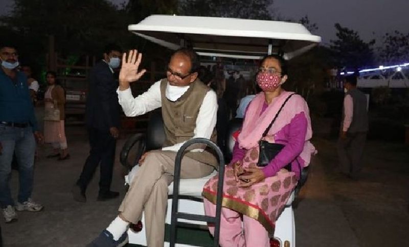 यह तस्वीर इसी साल 14 फरवरी यानि वैलेंटाइन डे की है। जब इस मौके पर सीएम शिवराज सिंह अपनी साधना सिंह को घुमाने के लिए भोपाल के वन विहार, सैर सपाटा पहुंचे हुए थे। जहां उन्होंने पार्क से लेकर सैर सपाटे तक की सैर कराई।