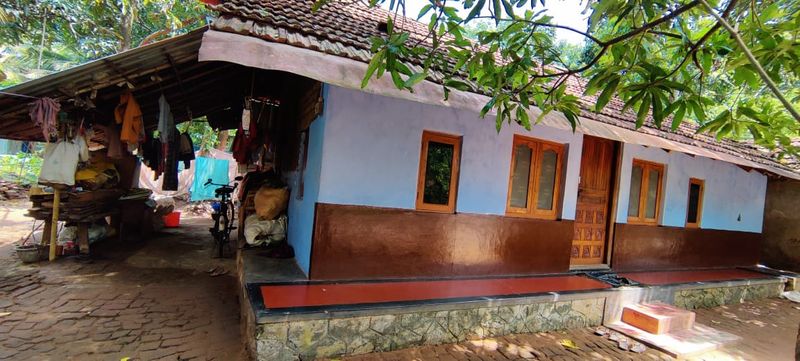 ഈ വീട്ടിലാണ് പത്ത് വര്ഷത്തോളം തന്റെ കാമുകിയെ ഇരുചെവി അറിയാതെ അയാള് പാര്പ്പിച്ചിരുന്നത്. യുവതിയുടെ കാമുകനും അമ്മയും അച്ഛനും സഹോദരിയും സഹോദരനും അടഞ്ഞിയ കുടുംബവും അതേ സമയം ഈ വീട്ടില് തന്നെയാണ് താമസിച്ചിരുന്നത്.
