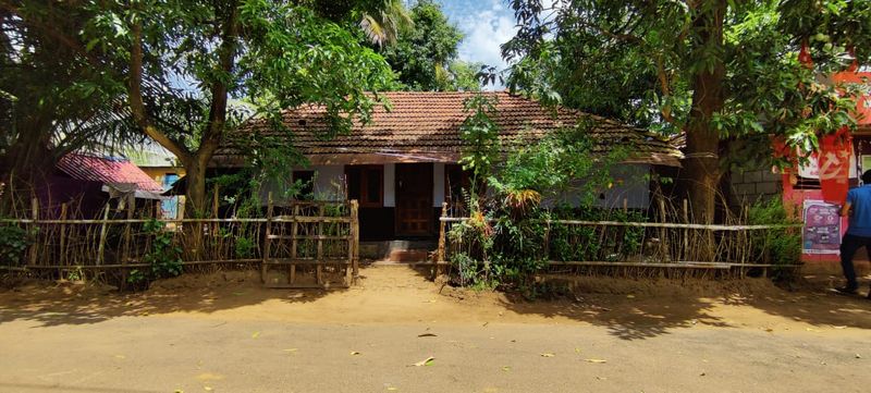 മൂന്ന് മാസം മുമ്പ് യുവാവിനെയും കാണാതായിരുന്നു. ഇതേ തുടര്ന്ന് വീട്ടുകാര് പൊലീസില് പരാതി നല്കി. പതിവ് പോലെ ആ പരാതിയും പൊലീസ് അന്വേഷിച്ചു. തുമ്പൊന്നും കിട്ടാതെ കേസ് തേഞ്ഞ് മാഞ്ഞ് പോകവേയാണ്. യുവാവിന്റെ സഹോദരന് ഇയാളെ വീട് ഏഴ് കിലോമീറ്റര് മാത്രം ദൂരെയുള്ള സ്ഥലത്ത് നിന്ന് തിരിച്ചറിയുന്നത്.