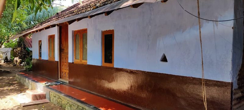 വീട് വിട്ട് കാമുകനെ തേടി അവളെത്തി. എന്നാല്, പ്രണയം പുറത്ത് പറഞ്ഞാല് സംഭവിക്കുന്ന കാര്യങ്ങളോര്ത്ത് അയാള് ഇത് ആരോടും പറഞ്ഞില്ല. പകരം വീടിനോട് ചേര്ന്ന ചായ്പ്പില് ഇയാള് തനിക്കറിയാവുന്ന് ഇലക്ട്രിക്ക് വിദ്യകളുപയോഗിച്ച് പുറത്ത് നിന്നും തുറക്കുകയും അടയ്ക്കുകയും ചെയ്യാന് പറ്റുന്ന ചില പ്രത്യേക സാങ്കേതിക വിദ്യകള് വാതിലില് ഉറപ്പിച്ചു.