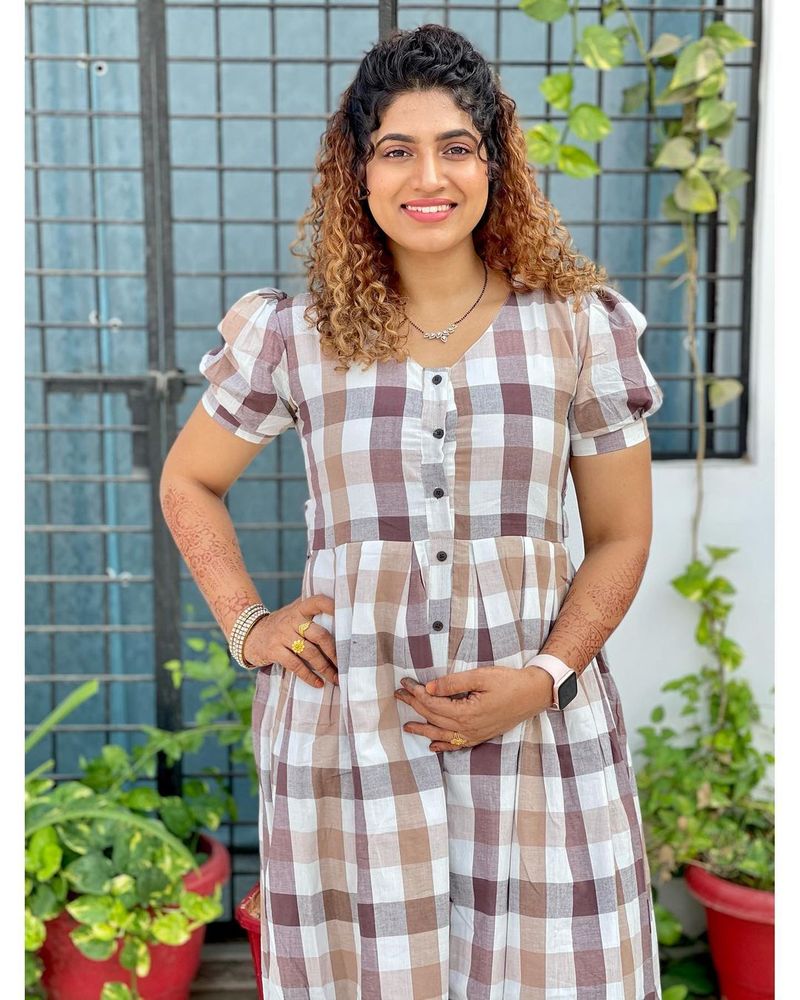 கர்ப்பிணி பெண்கள் வயிற்றில் கை வைத்து போஸ் கொடுப்பதே தனி அழகுதான் 