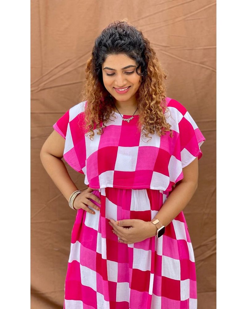 பிங்க் நிற உடையில் பளீச் அழகி 