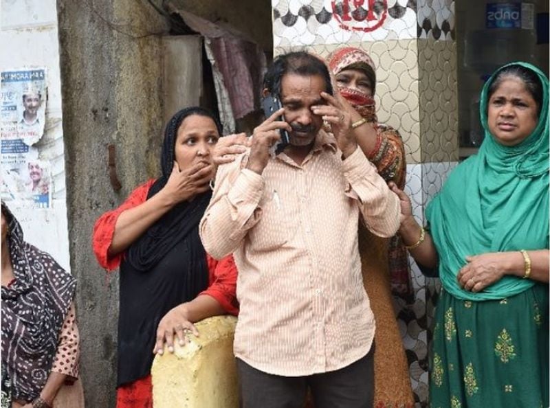 रफी बार-बार यही कह रहा था कि हमें नहीं लगा था कि यह इमारत जर्जर हो चुकी है, नहीं तो हम इसे पहले ही छोड़ देते। 