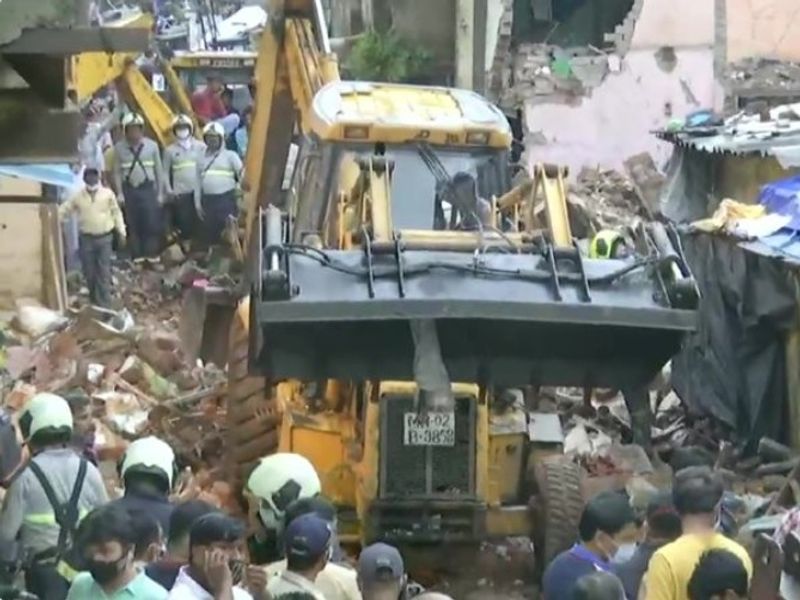 रफी के मुताबिक रात करीब 10 बजे दूध लेने के लिए बाहर गया था। कुछ देर बाद लौटा तो इमारत जमींदोज हो चुकी थी। पहले तो उन्हें अपनी आंखों पर भरोसा नहीं हुआ, लेकिन किसी तरह हिम्मत जुटा कर मलबा हटाने का प्रयास किया।