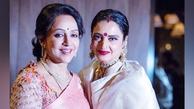 बता दें कि हेमा मालिनी और रेखा इतनी अच्छी दोस्त थीं कि मुकेश अग्रवाल से शादी करने के बाद रेखा पति के साथ सबसे पहले हेमा मालिनी के घर ही गई थी। 