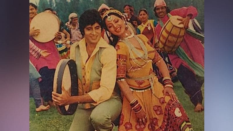 बता दें कि फिल्म मिस्टर नटवरलाल के गाने परदेसिया ये सच है पिया.. की शूटिंग जब कश्मीर की वादियों में हुई। इसी दौरान दोनों के प्यार के किस्से कश्मीर की गलियों से लेकर मुंबई तक पहुंच गए थे। इस फिल्म के बाद दोनों ने राम-बलराम में भी साथ किया था। 