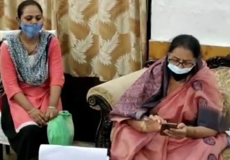 मीडिया रिपोर्ट्स के मुताबिक मीना कुमारी ने अपने बयान पर सफाई दी है। उन्होंने कहा है कि मैंने कुछ भी गलत नहीं कहा है। मैंने कहा कि नाबालिग लड़कियों के मोबाइल को चेक करना चाहिए, वह दिन में किससे बात करती हैं, यह मां-बाप को चेक करना चाहिए।
