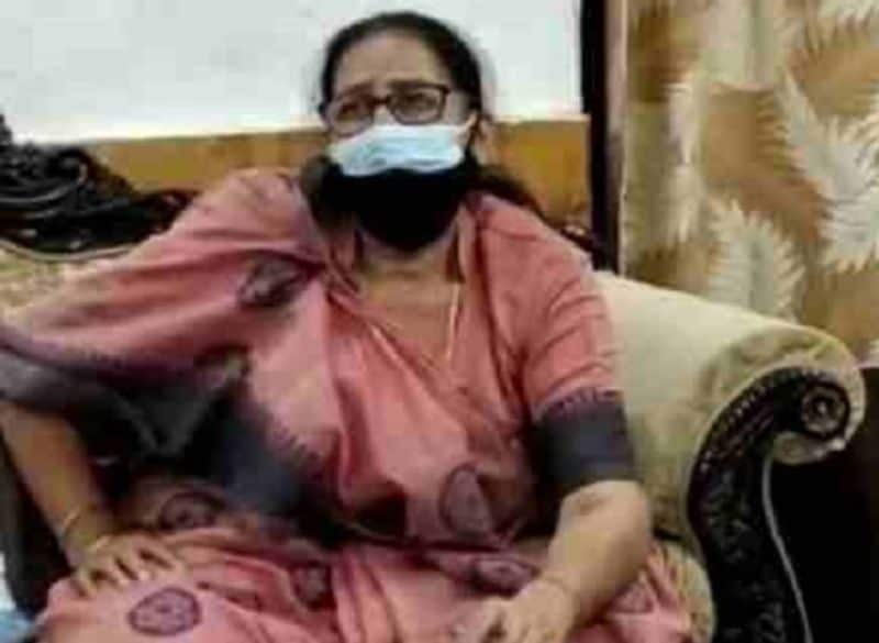 मीना कुमारी ने कहा कि मोबाइल एक बड़ी समस्या बन गया है। लड़कियां घंटों तक मोबाइल पर लड़कों से बात करती हैं। लड़कों के साथ उठती-बैठती हैं। इतना ही नहीं वह लड़कों से मोबाइल से बात करते-करते घर से भाग जाती हैं।