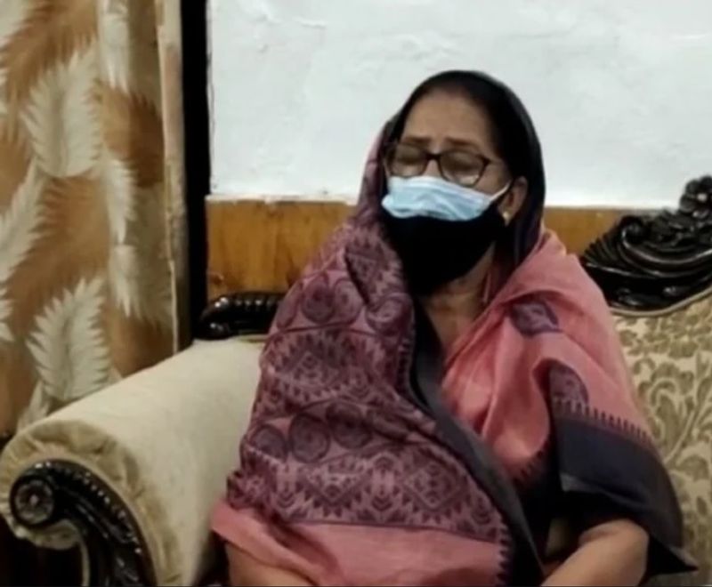 यूपी राज्य महिला आयोग की सदस्य मीना कुमारी ने कहा कि मेरे पास कई ऐसे के केस आए हैं। जिसमें यह बातें सामने आई कि मोबाइल से बात करते-करते बेटी भाग गई।