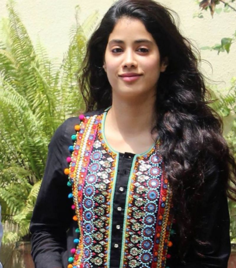 ജാൻവി കപൂറിന്റെ സഹോദരി ഖുശി കപൂറും ഒപ്പമുണ്ട്.