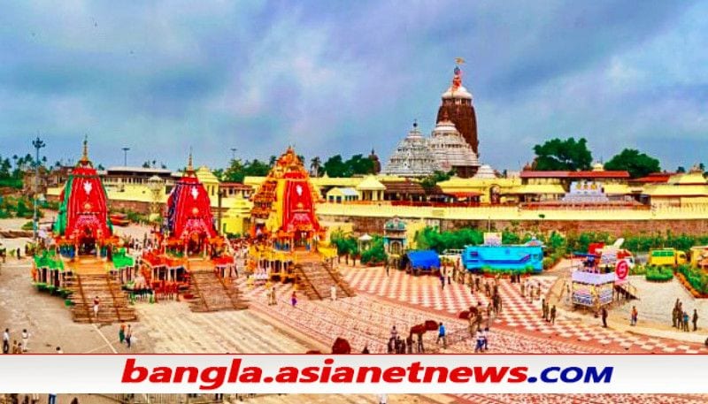 প্রতি বছর জ্যৈষ্ঠ মাসের প্রথম পূর্ণিমাতেই জগন্নাথ দেবের স্নানযাত্রার আয়োজন করা হয়। এদিন গর্ভগৃহ থেকে মূর্তি তুলে এনে স্নান মণ্ডপে তা স্থাপন করা হয়। সেখানেই সুগন্ধি জল দিয়ে স্নান করানো হয় জগন্নাথ, বলরাম ও সুভদ্রাকে। স্নানের সঙ্গে সঙ্গে চলে মূর্তির সাজসজ্জা। ১০৮ ঘড়া জলে স্নানের পরই জ্বরে কাবু হয়ে পড়েন জগন্নাথদেব। তাই এইসময় গৃহবন্দি অবস্থায় থাকেন তিনি। রথ পর্যন্ত বিশ্রাম নেন। তাই সেই সময়টা ভক্তরা জগন্নাথ দেবের দর্শন পান না। এমনকী, এই কয়েকটা দিন তাঁর পুজোও হয় না। আর জ্বর থেকে উঠেই রথে চেপে মাসির বাড়িতে রওনা দেন তিনি। 