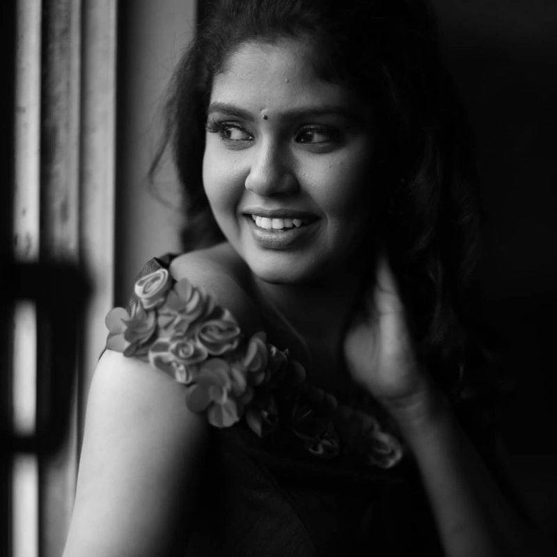 ஸ்டைலிஷ் உடையில் ஹோம்லி லுக் 