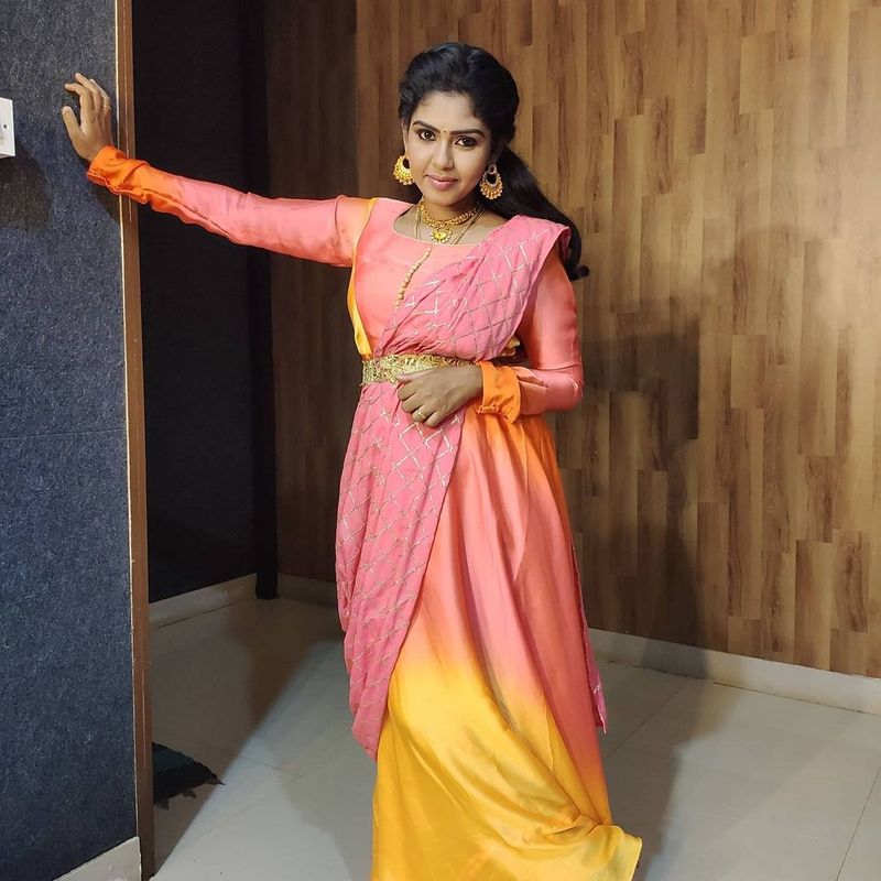 எந்த டிரஸ் போட்டாலும் அழகு தான் 