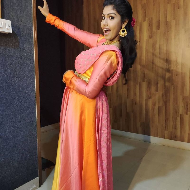 விதவிதமான போஸ் கொடுத்து வியக்க வைக்கும் தேவதை 