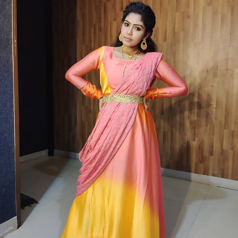 சீரியலில் ஜீவாவை மிரட்டுவதை போலவே நம்மையும் மிரட்டுவது போல் போஸ் 