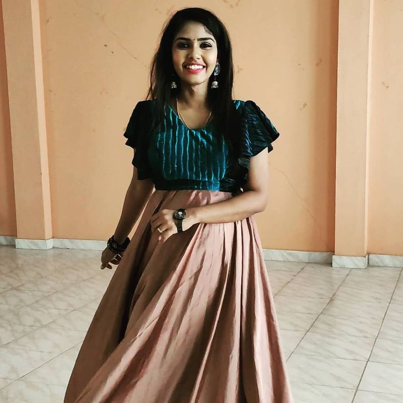 வாவ் மொத்தத்தில் மாடர்ன் ட்ரெஸ்ஸில் கூட ஹோமலியாகவே இருக்கும் மீனா 
